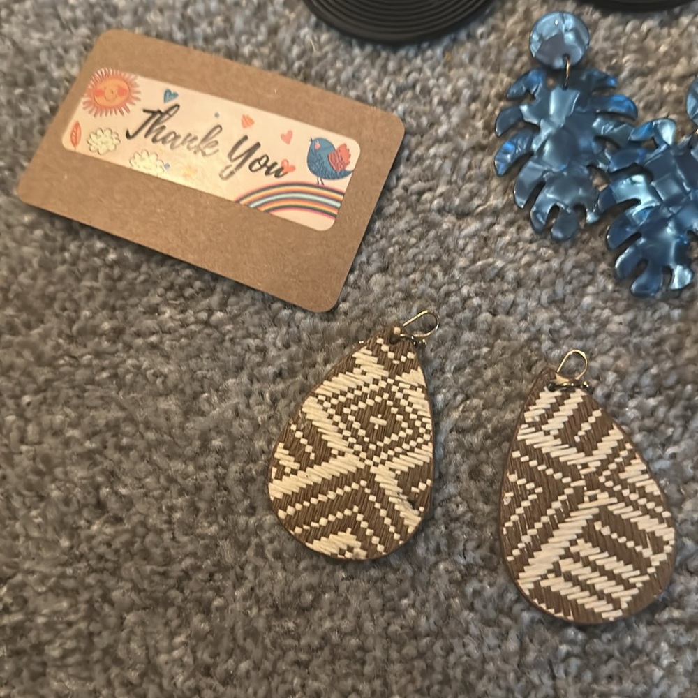 4 pair Earring bundle! - Picture 4 of 4